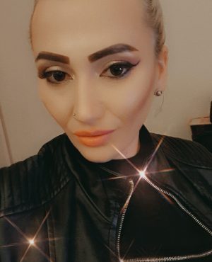 Sexy blonde Maya in Leicester, photo 3