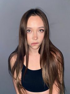 In a few words I would describe myself as a discreet, serious, sociable, spontaneous and clean woman. image 257581