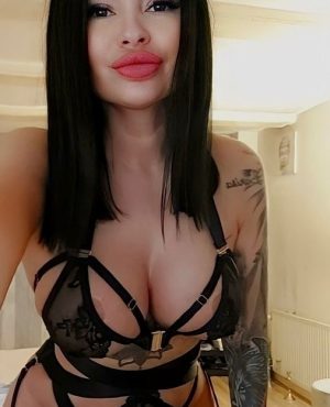 Becky in London, photo 3