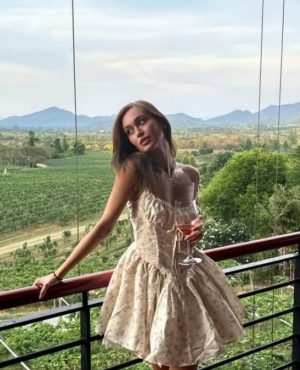 Alina,
                independent image 545660