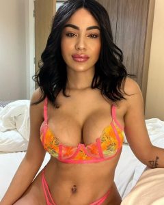 Leonie,

                agency
                Pink Passion image 545858