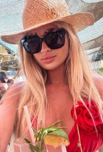 Alinna,

                independent image 548850