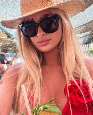 Alinna,

                independent image 548850