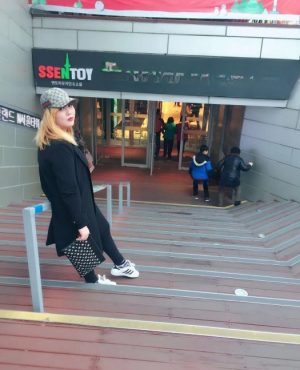 Stephanie,
                independent image 553243