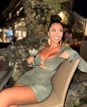 Mia,
                independent image 559054