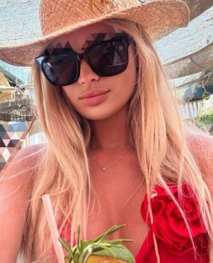 Alinna, independent image 582533