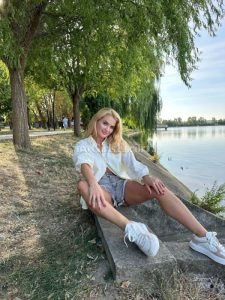 Mary, independent image 585975