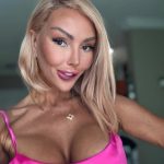 Ms V, independent image 592128