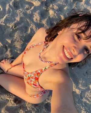 Olivia in Paris, photo 3